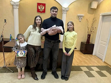 Больше 10 000 малышей получили подарок «Расту в Югре» в 2026 году 